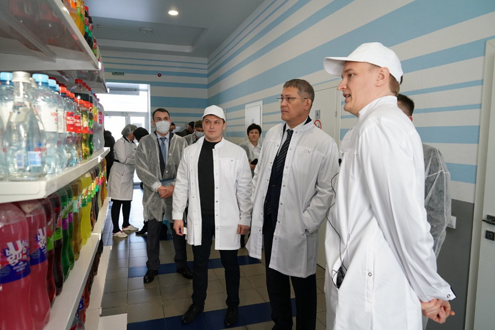 Глава Башкортостана Радий Хабиров посетил цеха водоподготовки, розлива, выдува и упаковки завода "Красный Ключ"