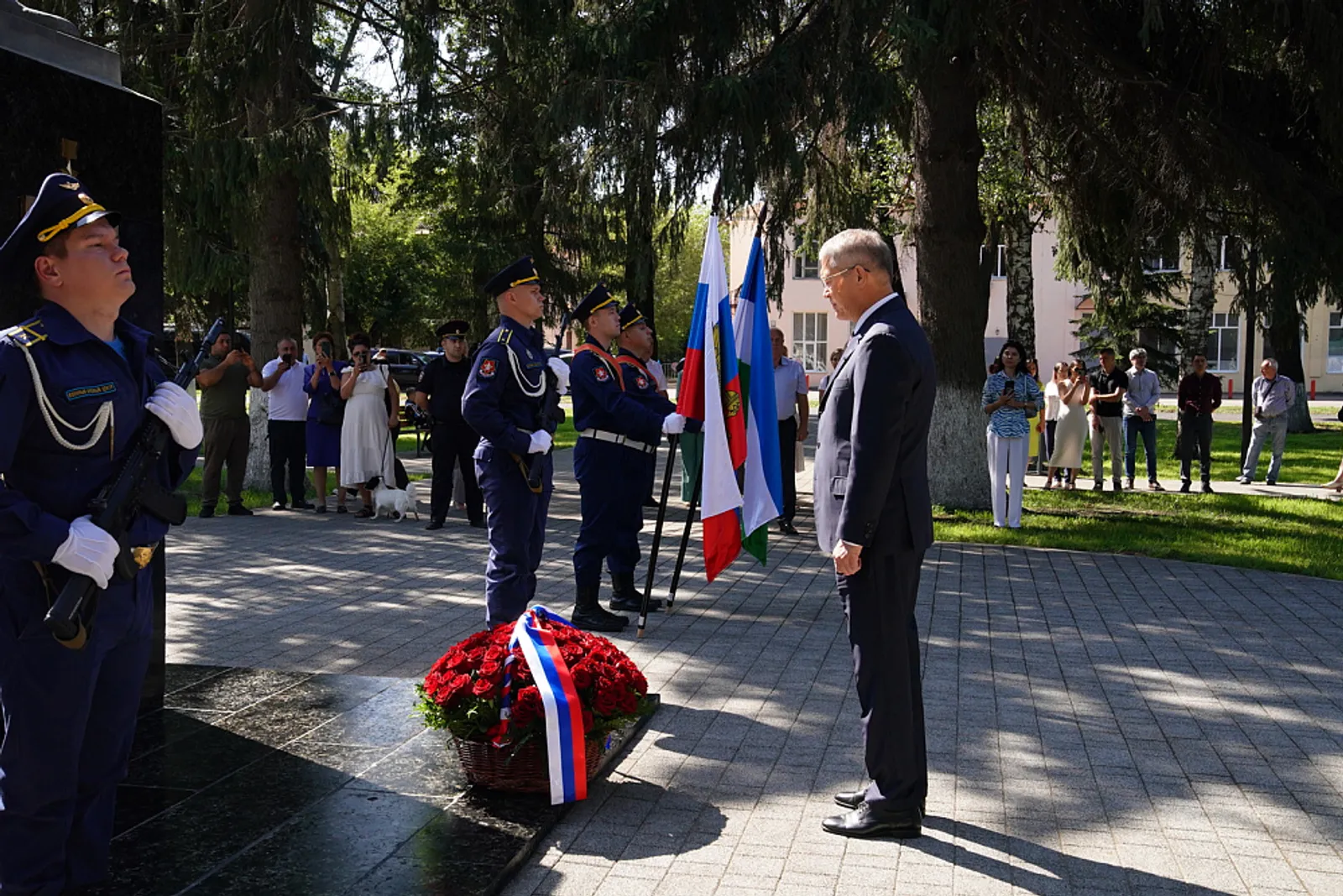 Цветы к памятнику Николая Гастелло