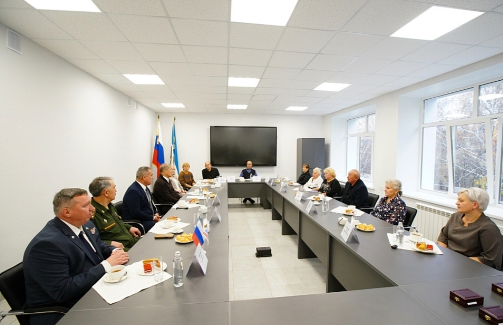 Радий Хабиров передал ордена генерала Шаймуратова семьям погибших бойцов