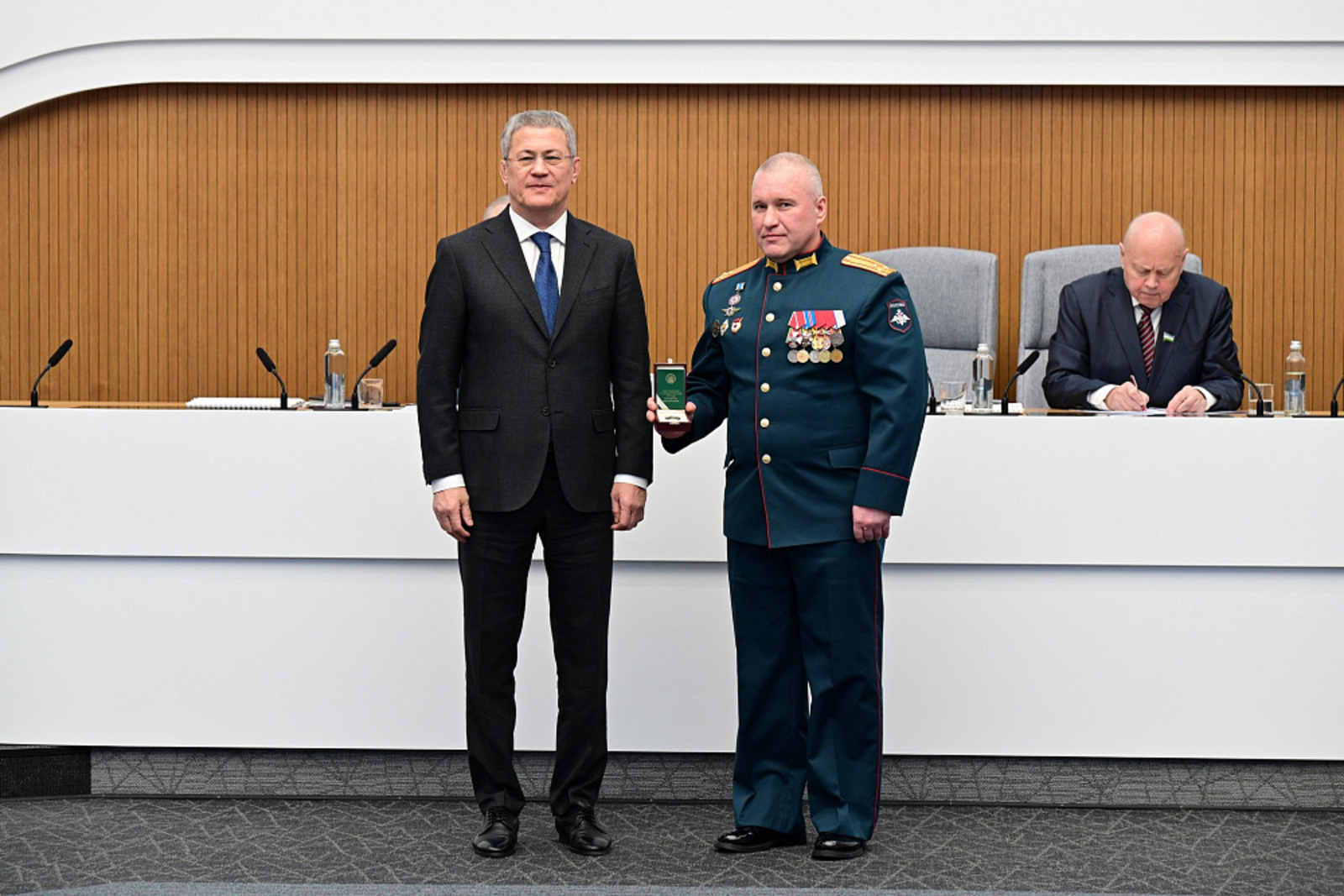 Орден генерала Шаймуратова вручен полковнику Виктору Кухальскому