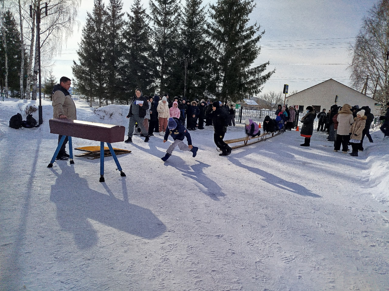 Школьники соревновались в метании гранаты и сборке учебного оружия