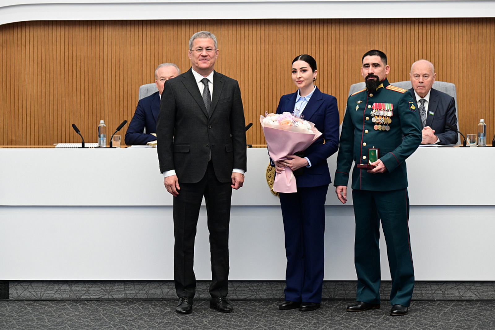 Радий Хабиров вручил орден генерала Шаймуратова полковнику Ринату Ибрагимову