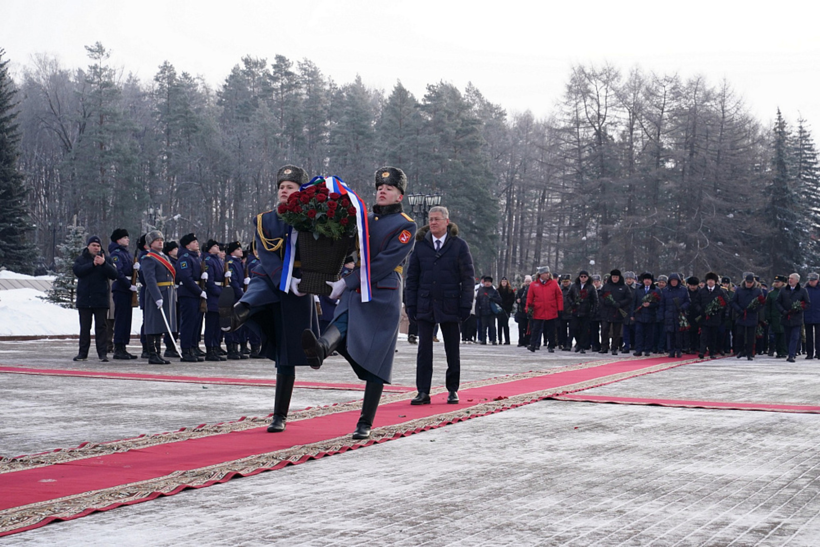 Радий Хабиров возложил цветы к Вечному огню в уфимском парке Победы