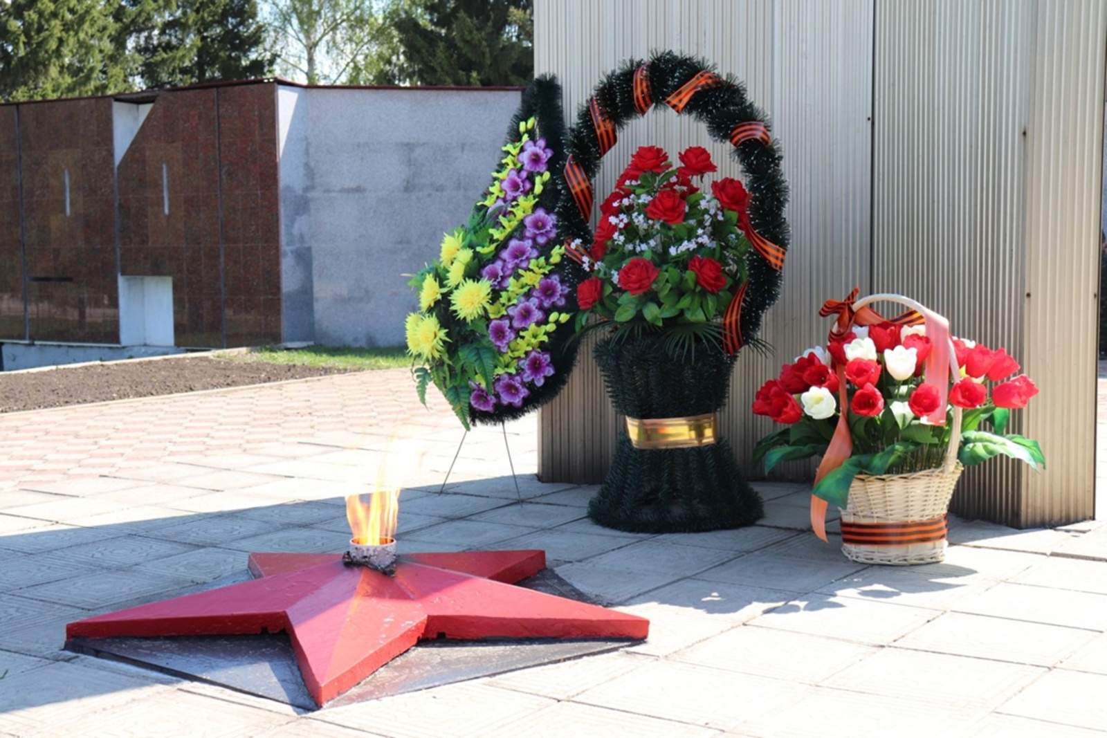 Помнит мир спасенный…