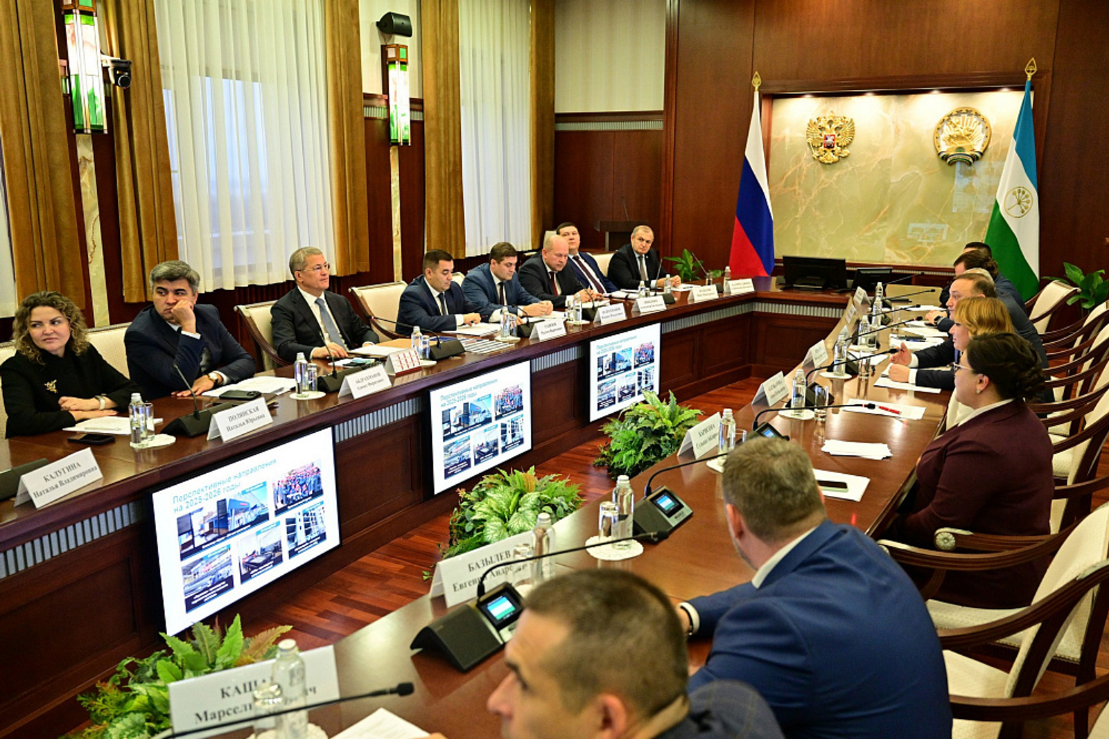 Радий Хабиров обсудил инвестиции в промышленность и услуги региона