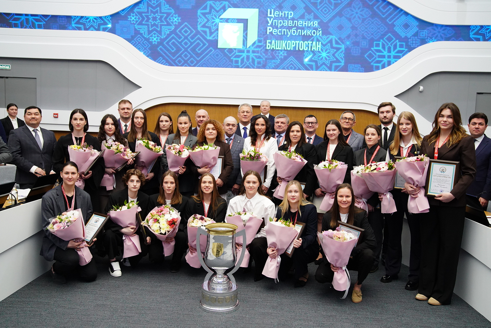 Радий Хабиров поздравил команду «Агидель» с победой в Кубке ЖКЛ