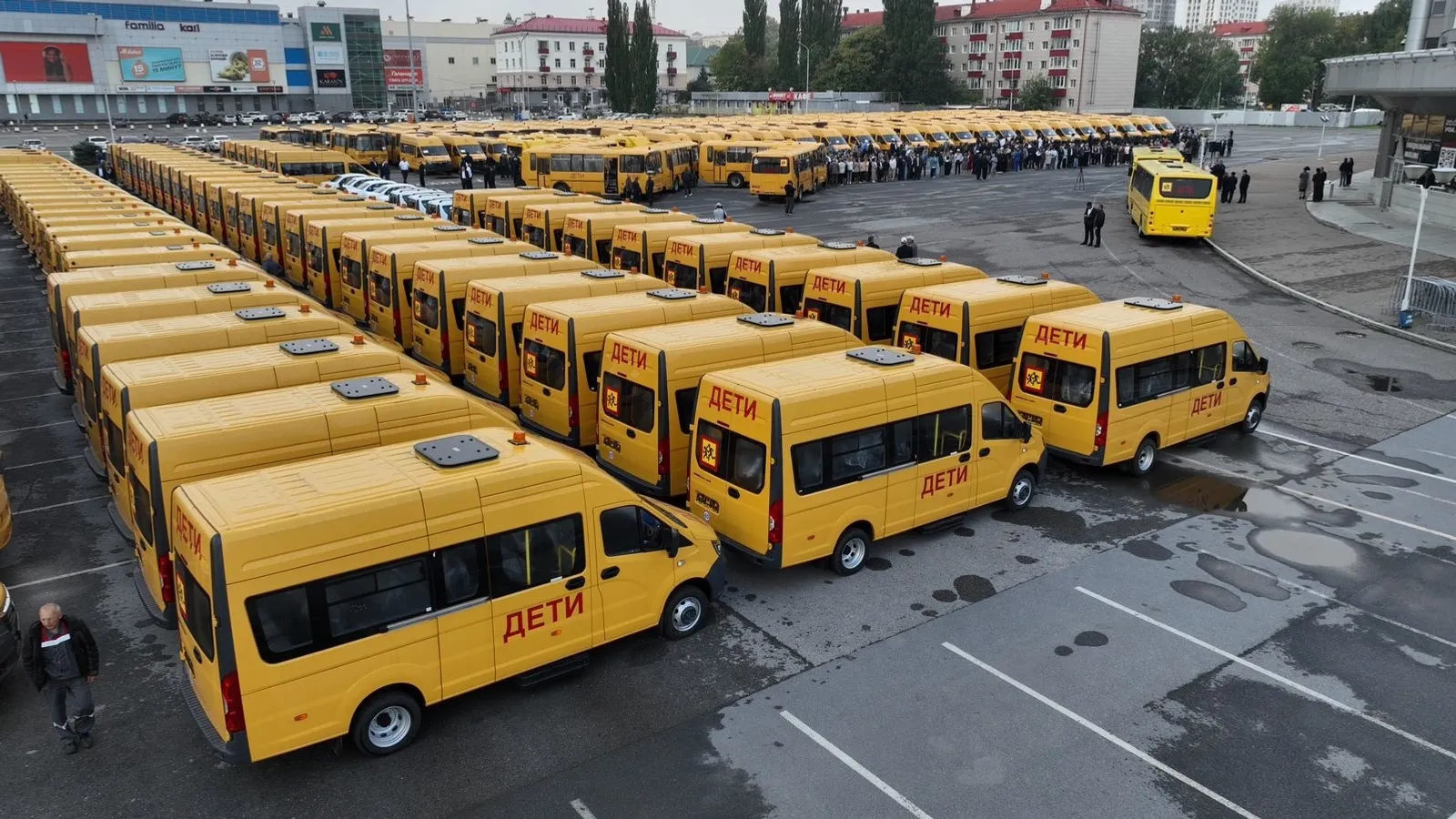 Глава Башкирии вручил директорам школ ключи от новых автобусов