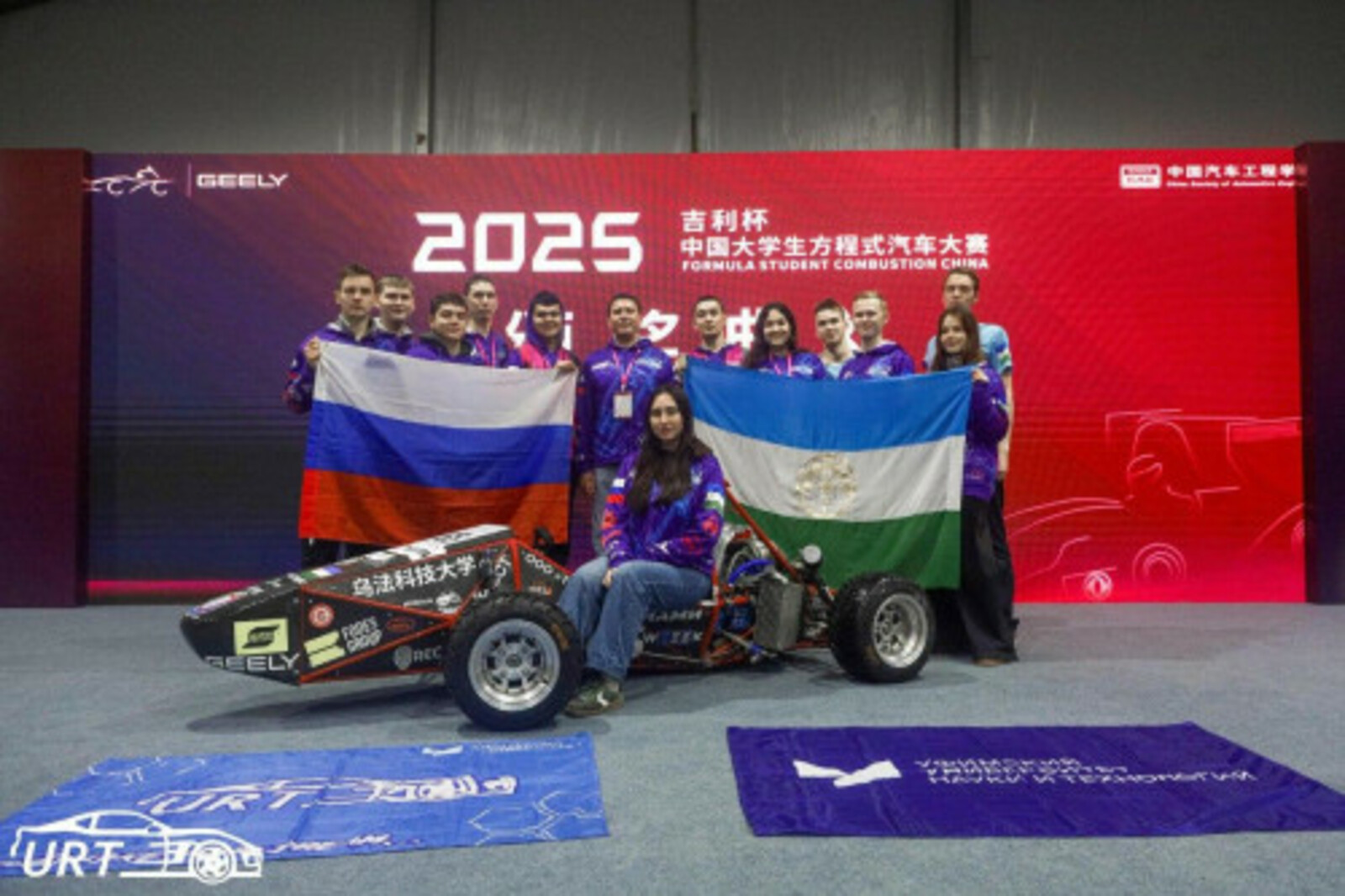 Участники гонок на чемпионате «Формула студент» в Китае