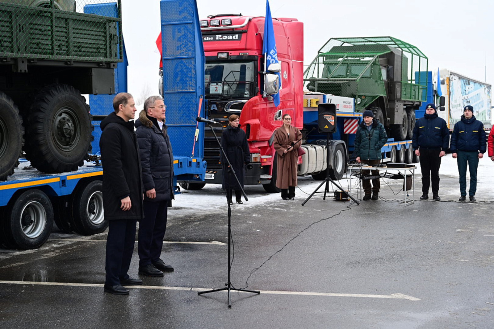 Денис Мантуров и Радий Хабиров приняли участие в отправке колонны с гумпомощью