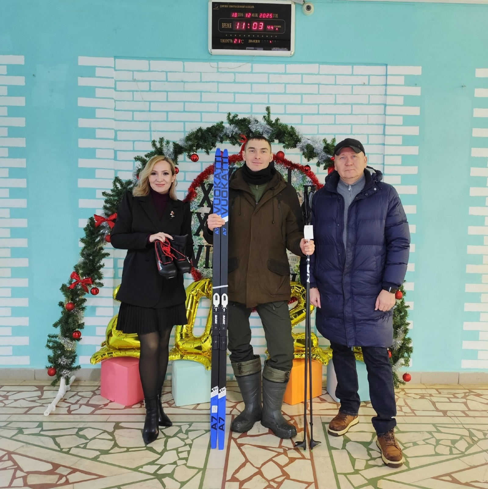 Замечательный подарок  -  лыжи!