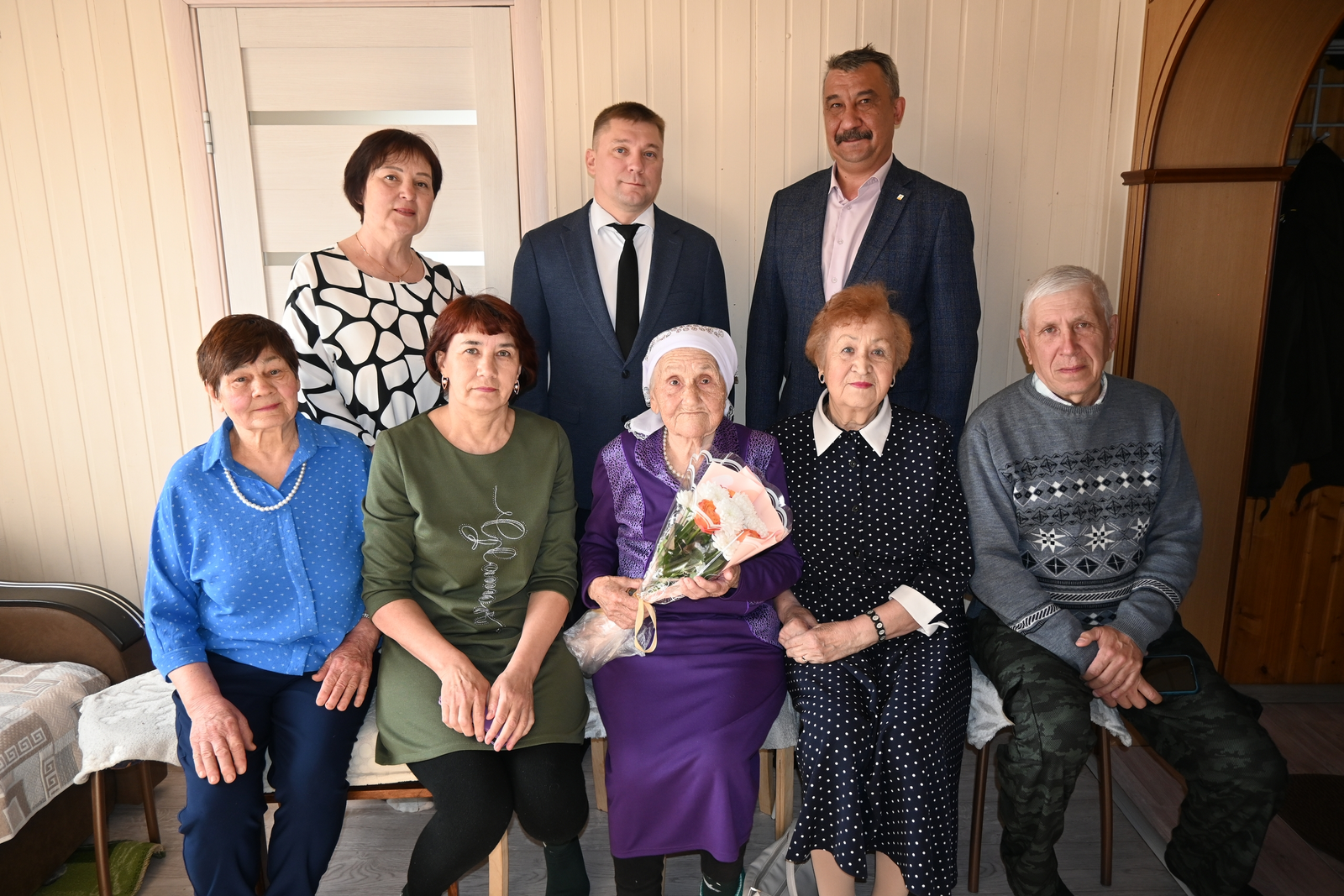 Через ее руки, ум и сердце прошли сотни детей