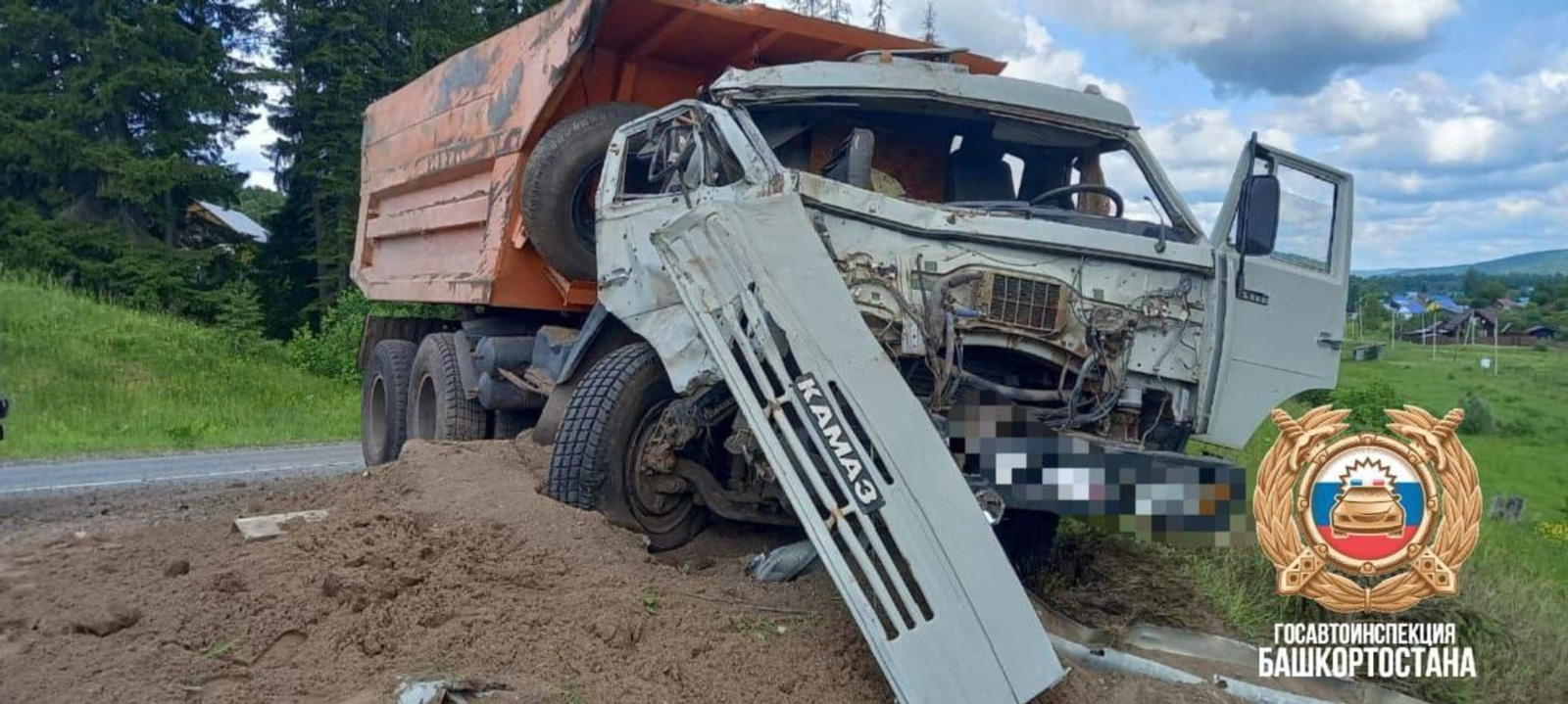 Водитель и его пассажир вылетели из кабины грузовика