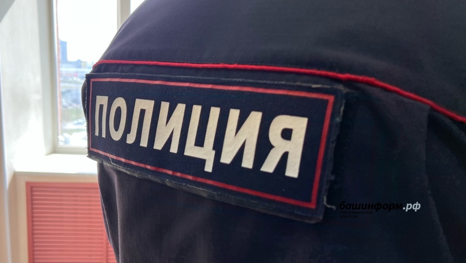 Женщина избила и покусала полицейских