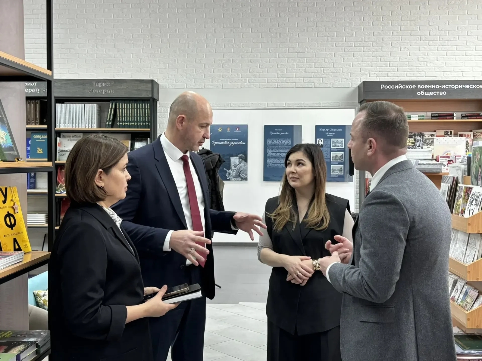 Заместитель председателя Правительства Челябинской области в магазине "Китап"