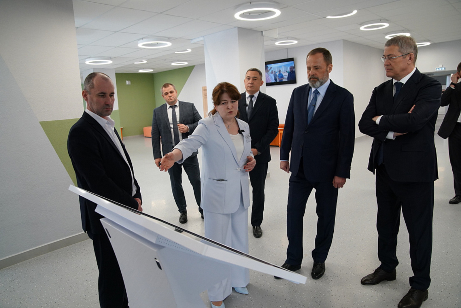 Игорь Комаров и Радий Хабиров посетили самую большую школу в ПФО