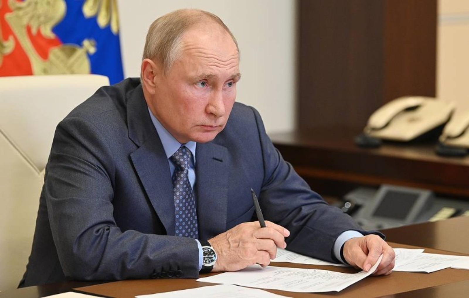 Владимир Путин: "Нельзя допускать необоснованного завышения цен при строительстве дорог"