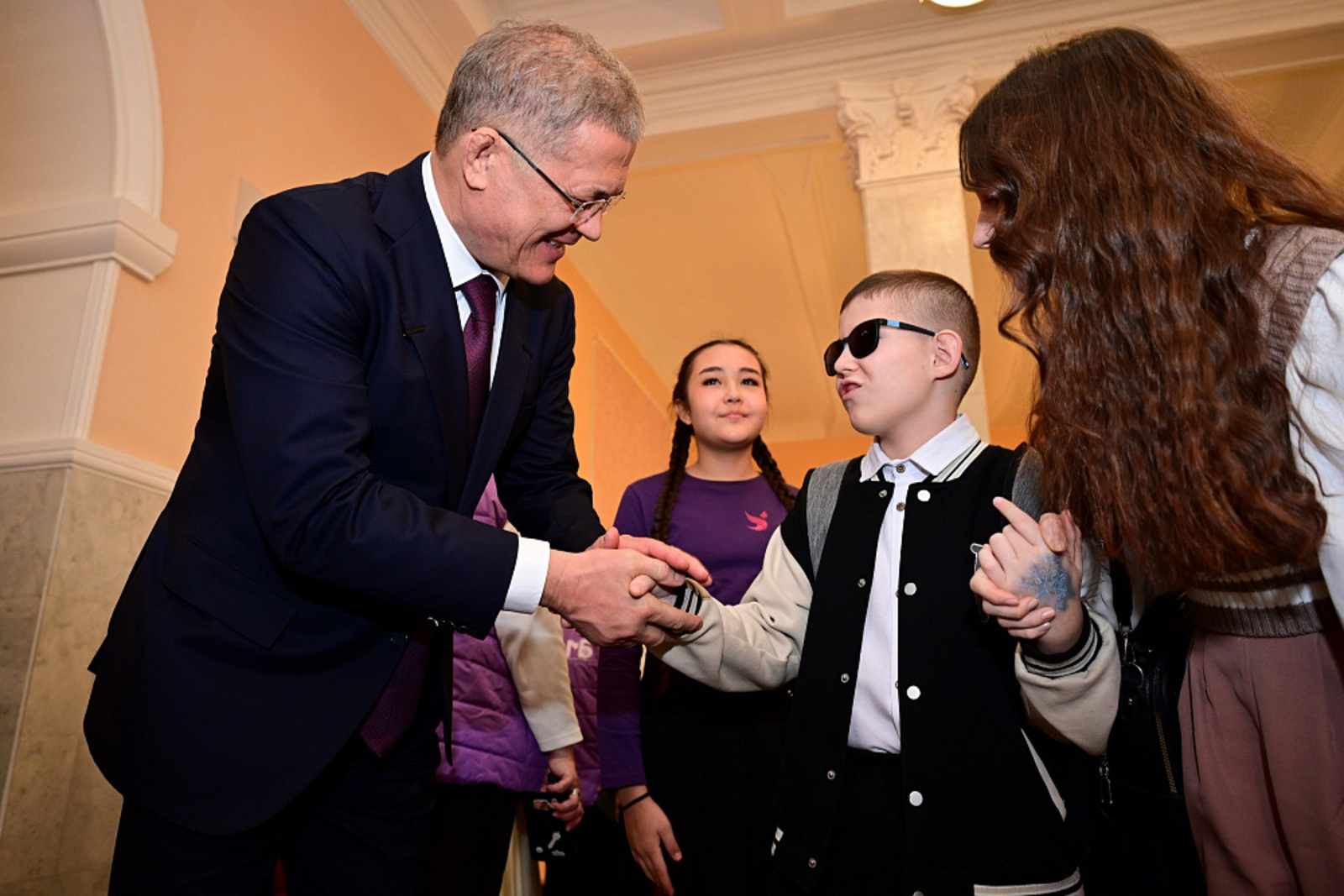 На «Аксаковской ёлке» Радий Хабиров поздравил особенных детей с Новым годом